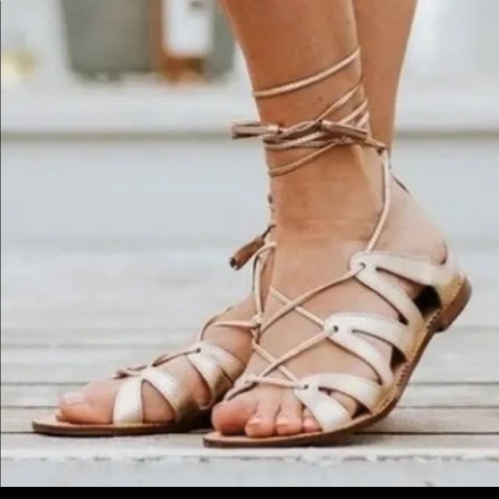 Lilly Pulitzer Womens gladiator sandals size 6.5 Gold Metallic (Fits as 7) EUC